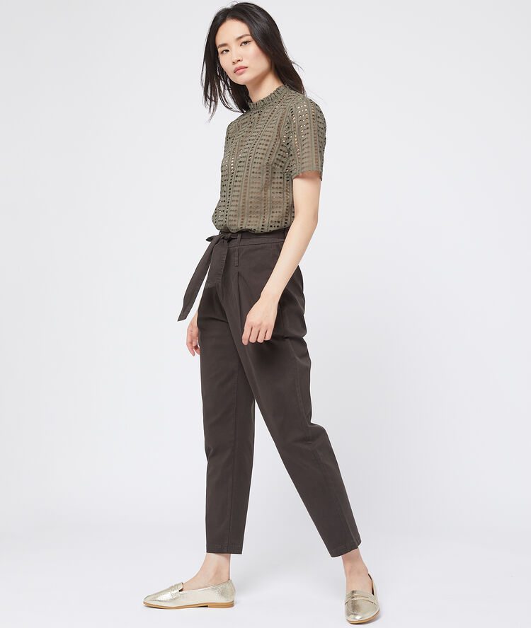 Blusa de guipur calado caqui.