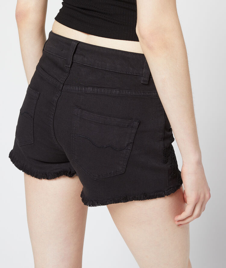Short bordado negro.