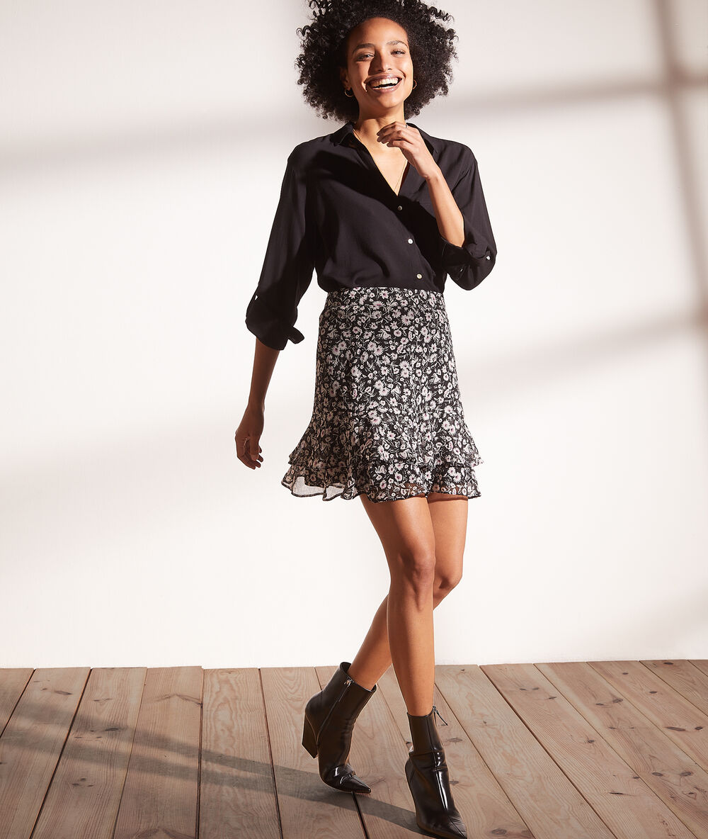 Falda con volantes, estampado floral negro.