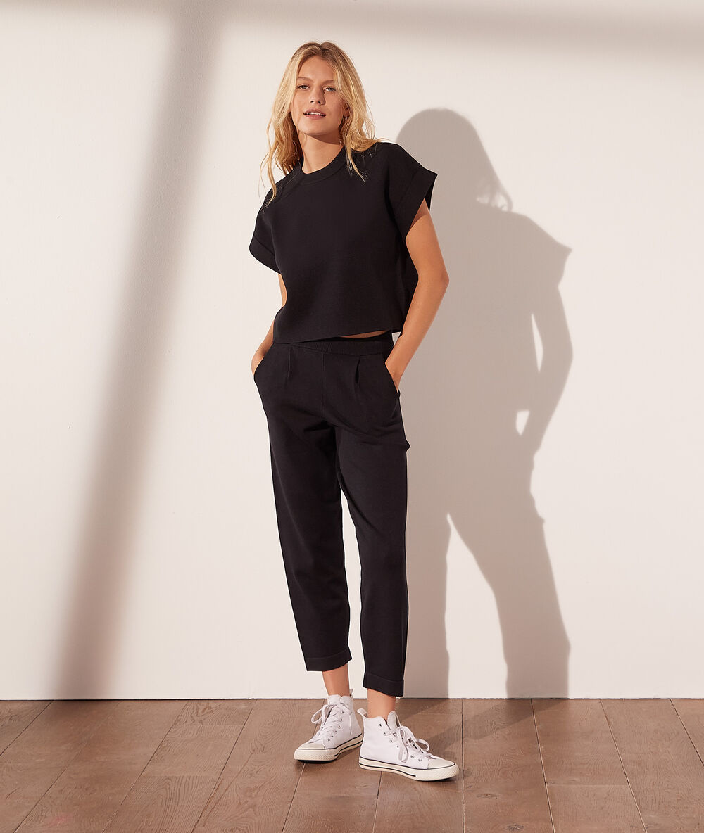 Pantalón jogger negro.