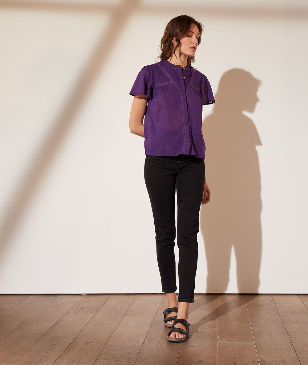 Camisa manga corta con volantes ultra violeta.