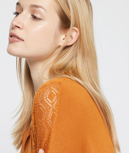 Pull en maille fine à guipure epice.
