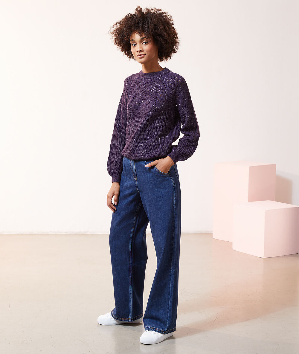 Pull en maille pointelle à fils métallisés aubergine.