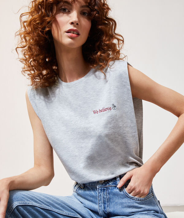 Camiseta con mensaje bordado Camiseta con mensaje bordado