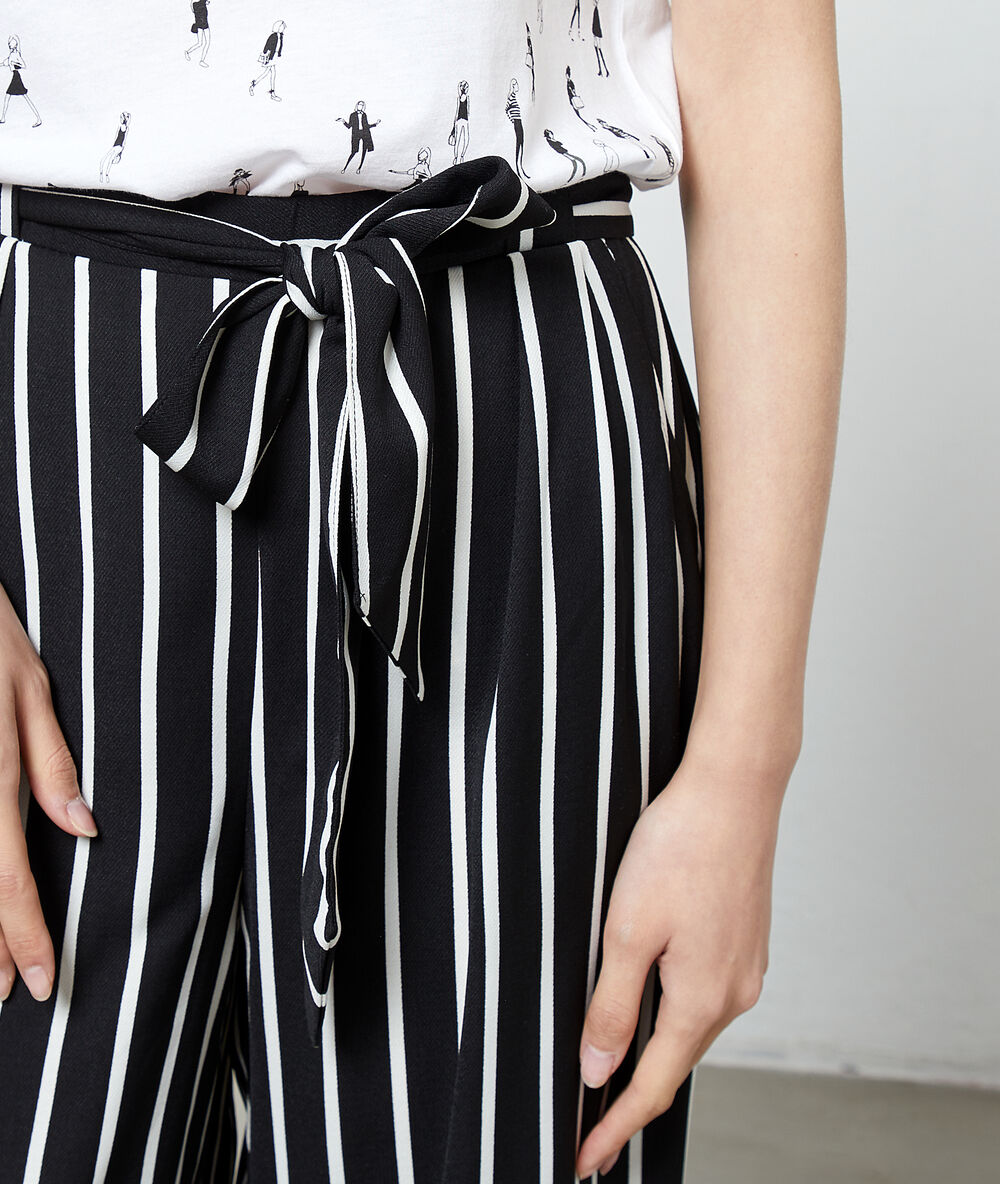 Pantalón ancho a rayas negro.