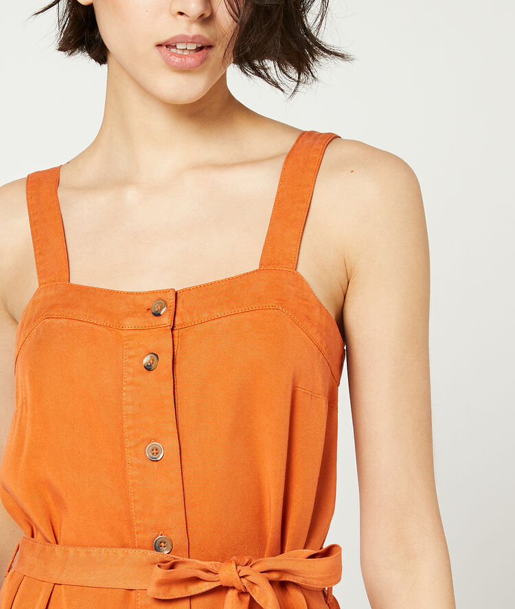Vestido tirantes con botones naranja.