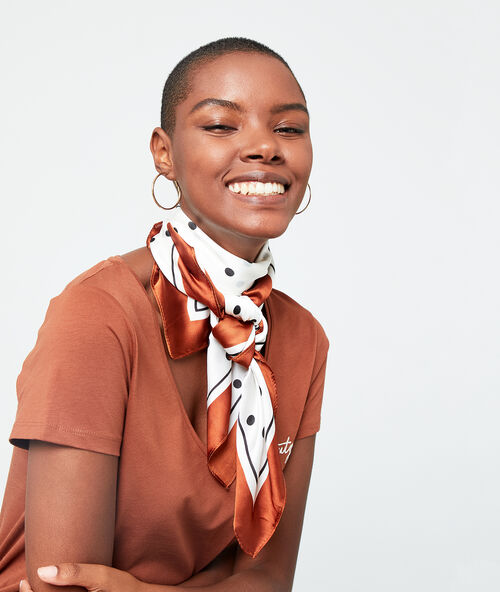 Pa&ntilde;uelo de lunares blanco.