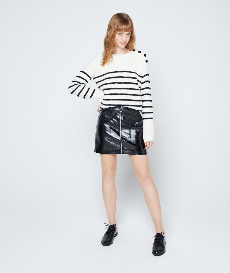 Falda cremallera efecto charol negro.