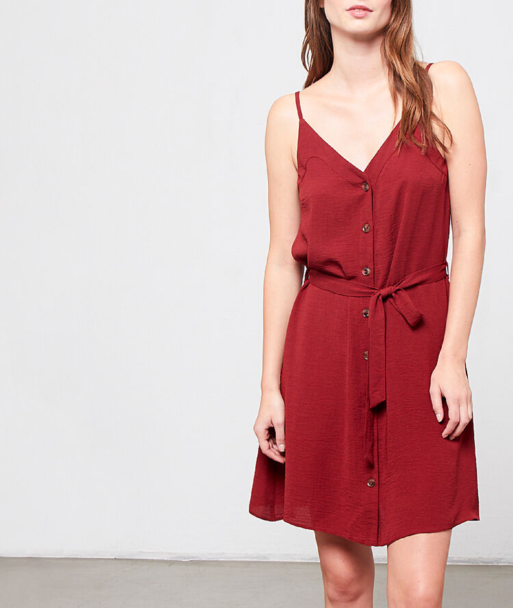 Vestido vaporoso abotonado y con cinturón burdeos.