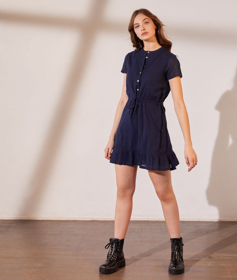 Vestido camisero azul marino.