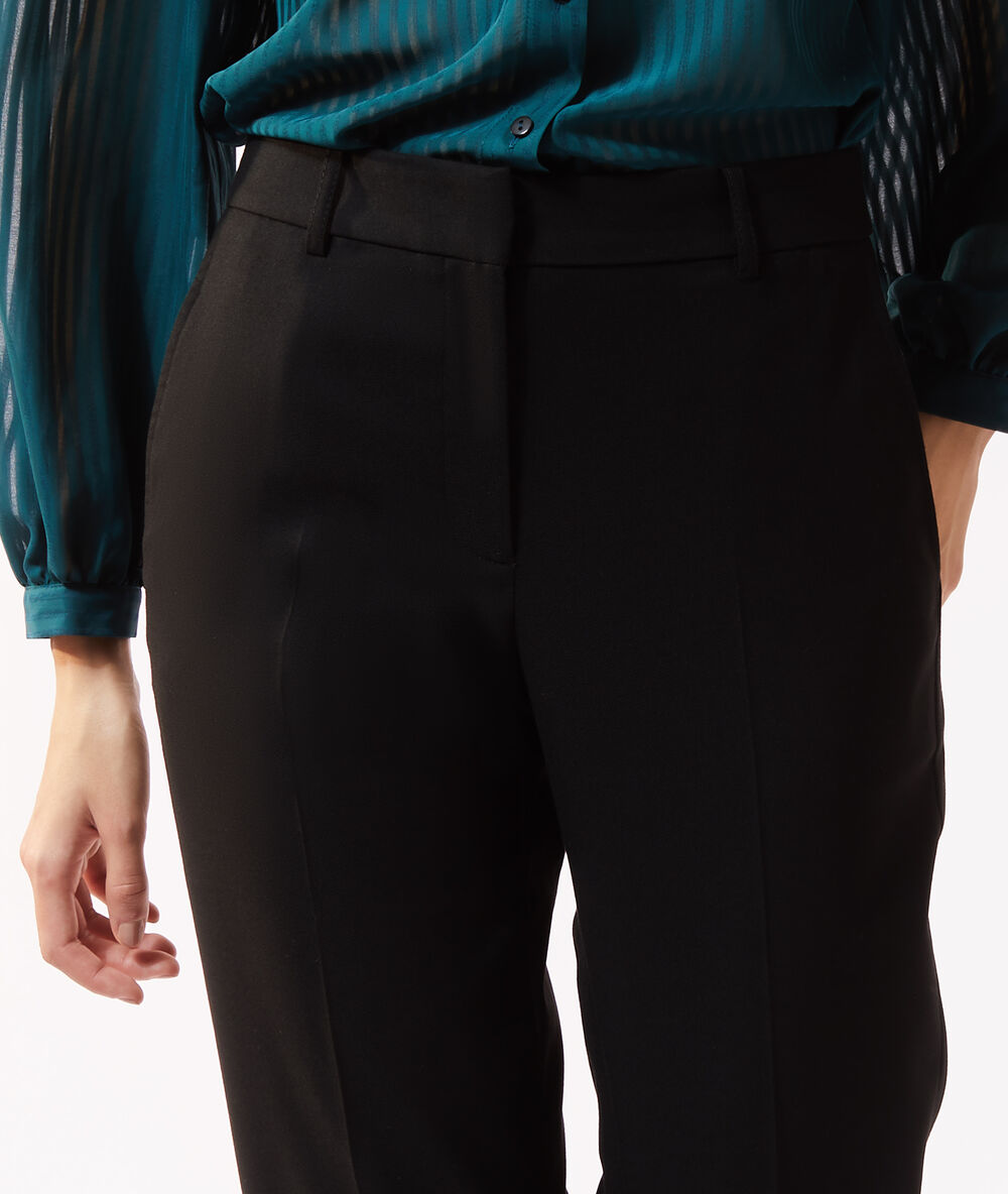 Pantalón de pinzas negro.