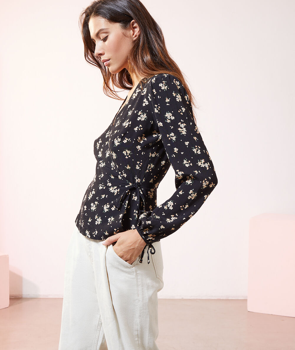 Blouse cache-coeur imprimé fleuri noir.