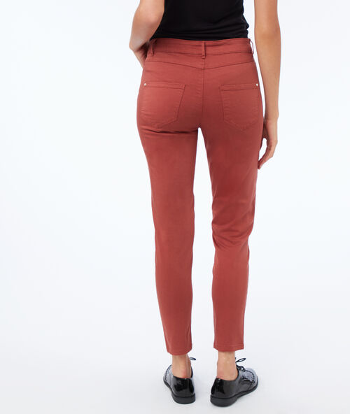 Pantalón estrecho rojo teja.