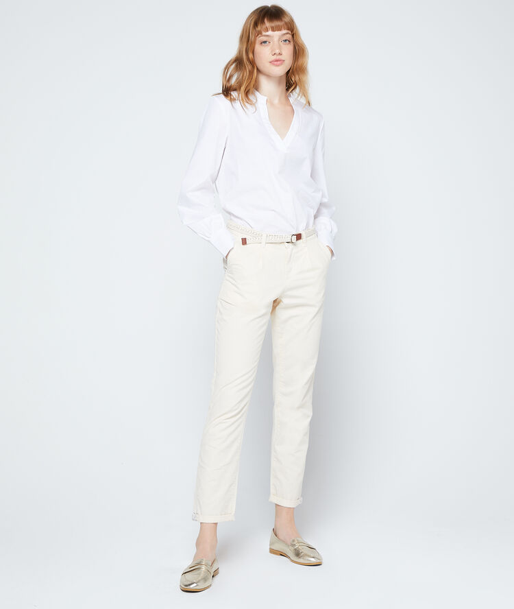 Pantalón chino con cinturón y algodón bio crema.
