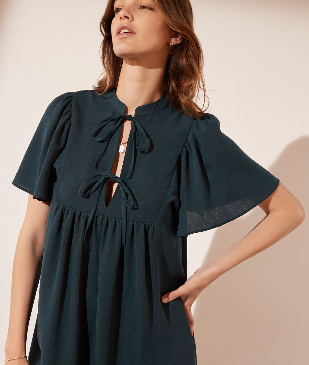 Vestido ancho con volantes verde.
