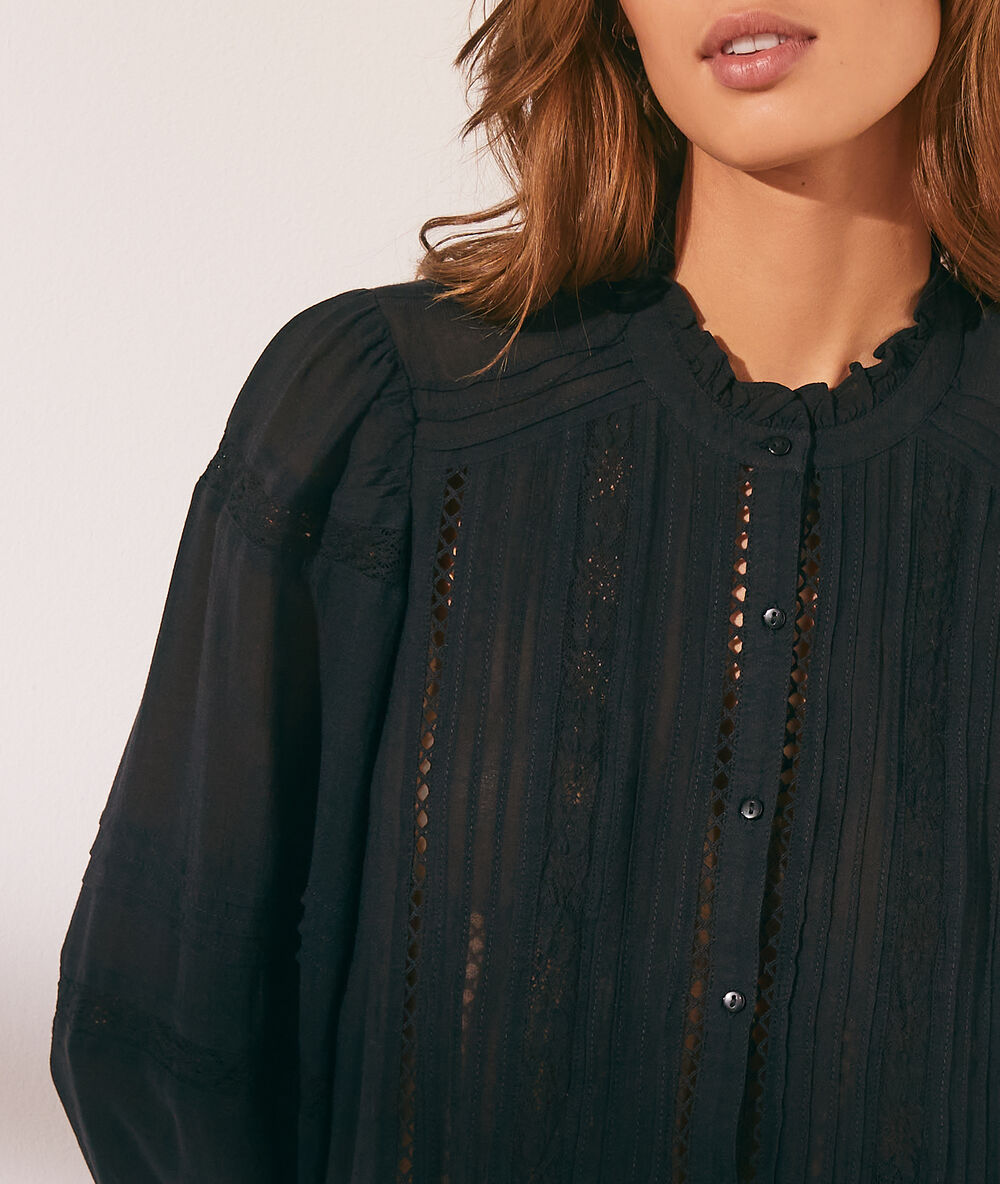 Blusa con detalles de encaje negro.