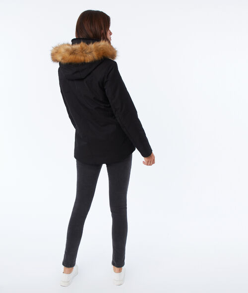 Parka corta con capucha motivos pelo negro.