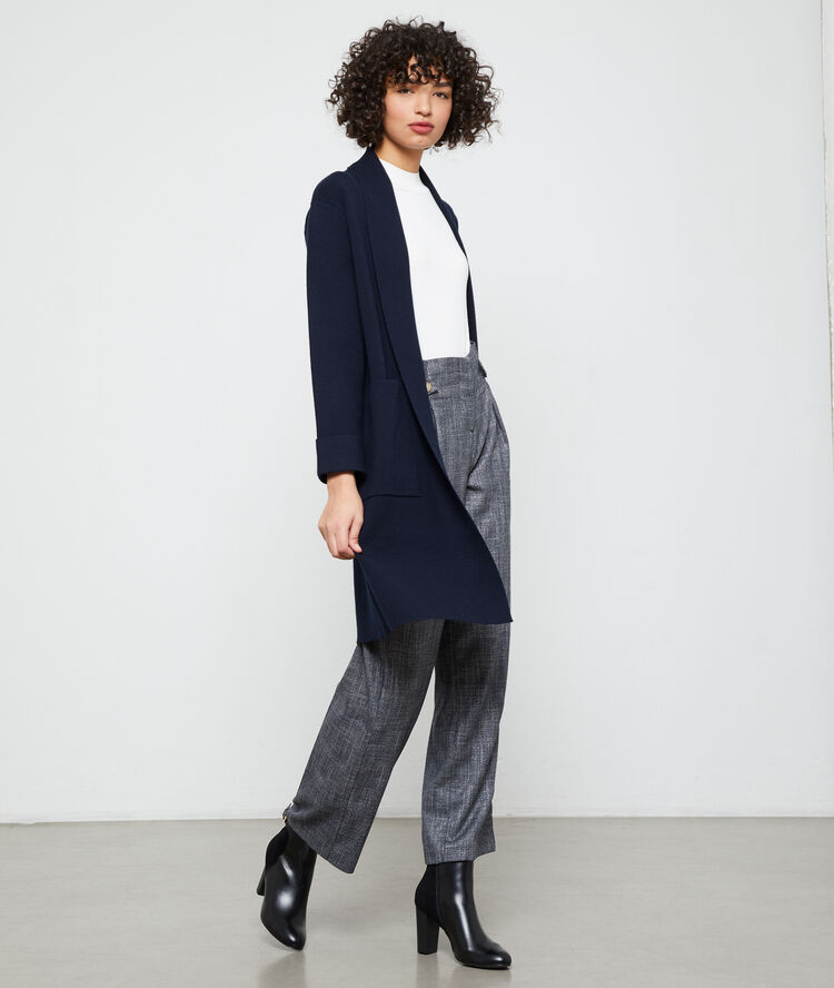 Pantalón de talle alto y de pinza azul marino.