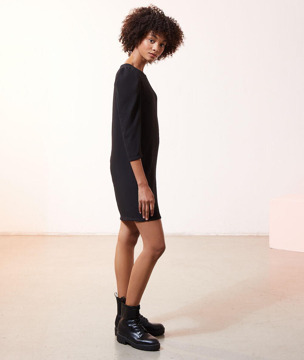 Vestido recto con mangas abullonadas negro.