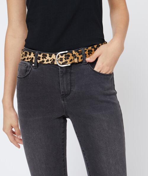 Vaquero ajustado con cinturón de leopardo negro.