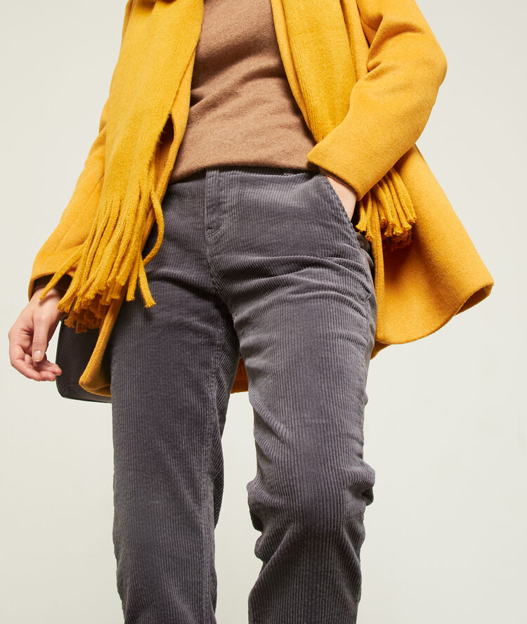 Pantalón de pana acanalado gris.