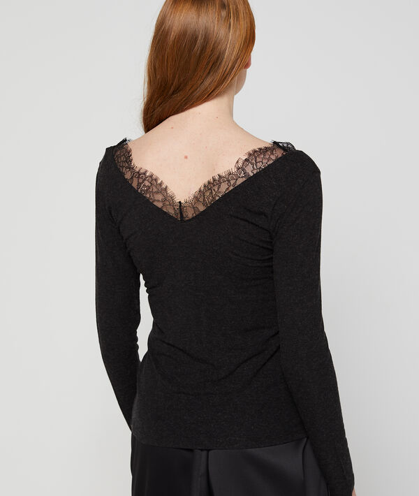 Top escotado detalles guipur Top escotado detalles guipur