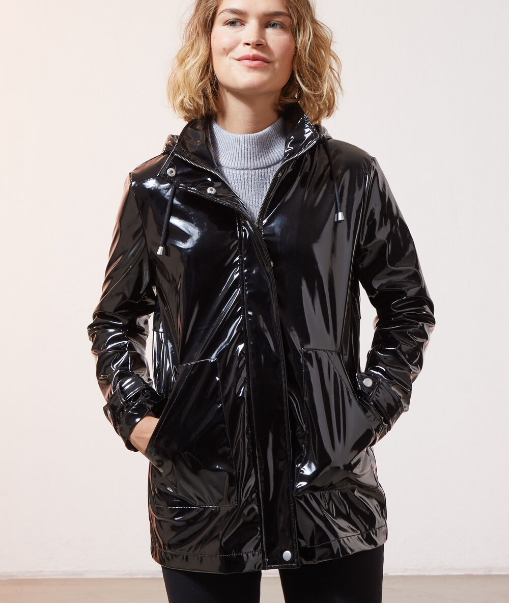 Impermeable efecto vinilo negro.