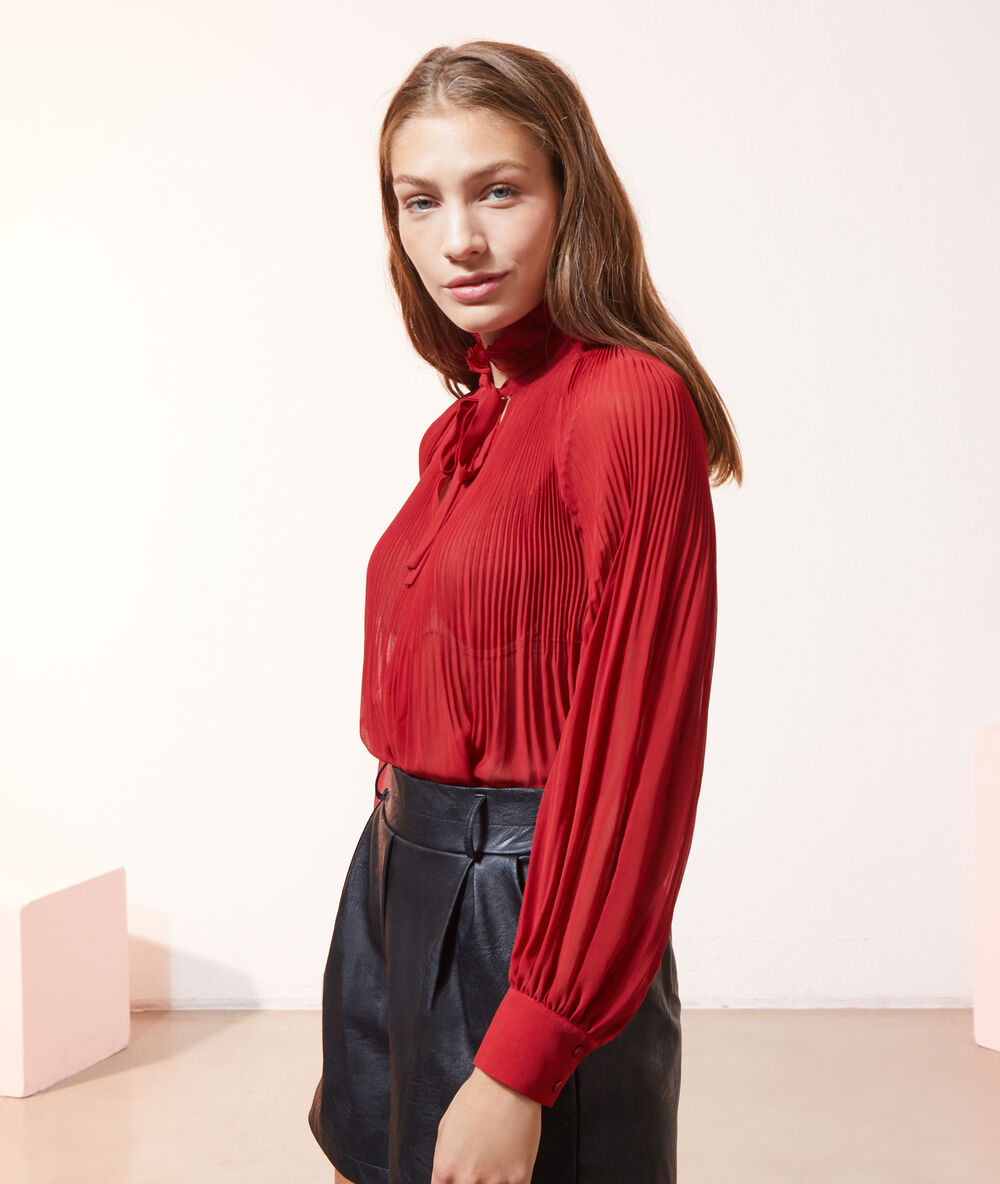 Blouse plissée, col à volants grenat.