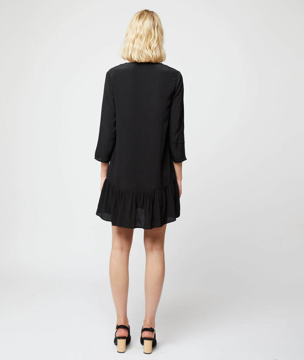Vestido camisero negro.