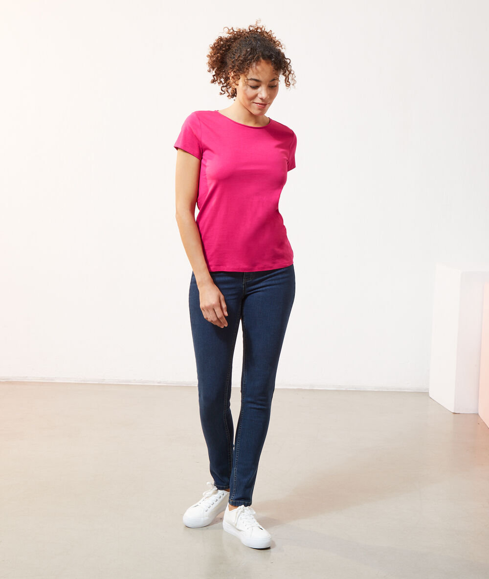 Camiseta cuello redondo fucsia.