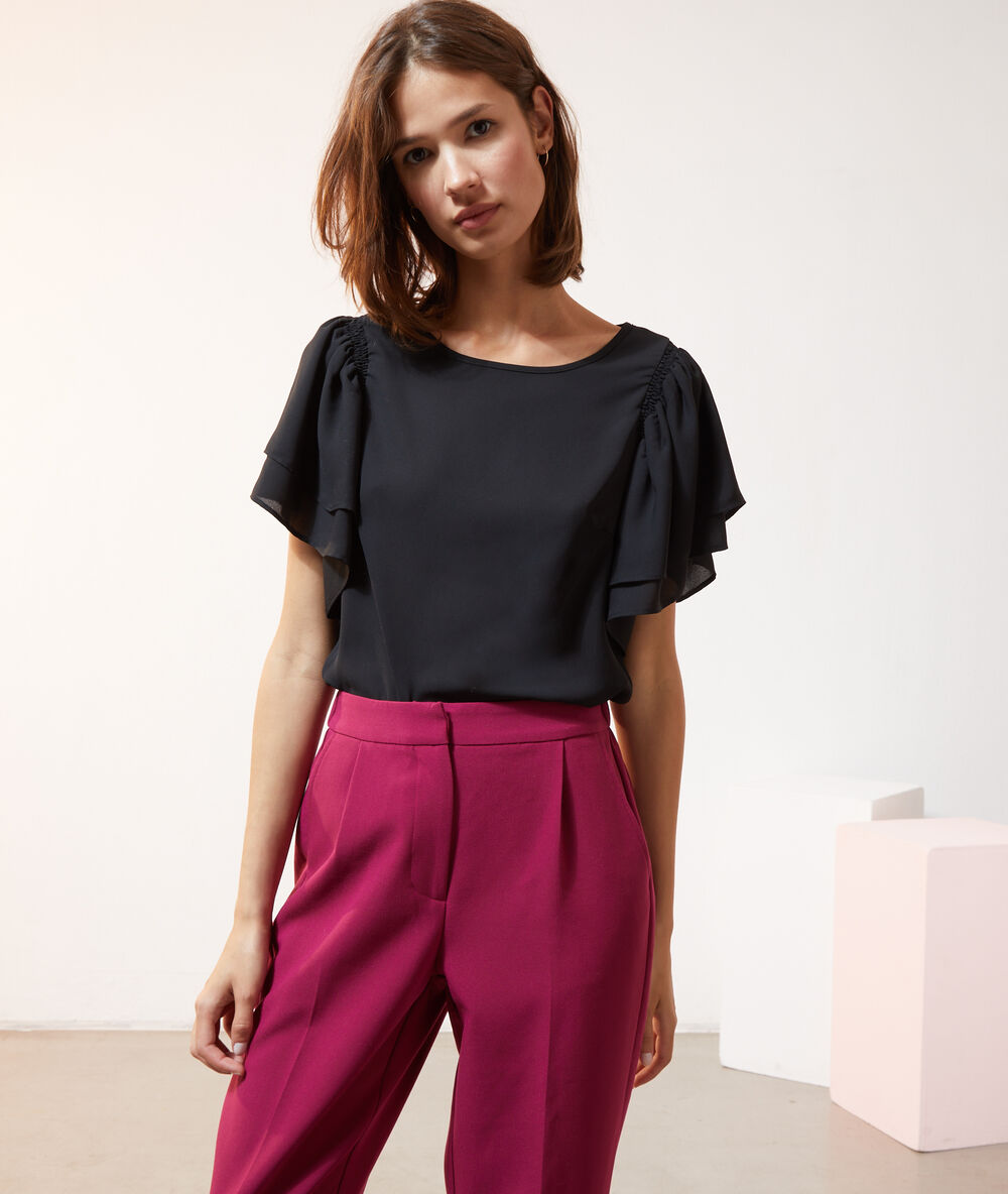 Blusa con volantes negro.