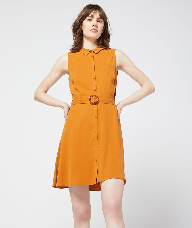 Vestido camisero acampanado ocre.