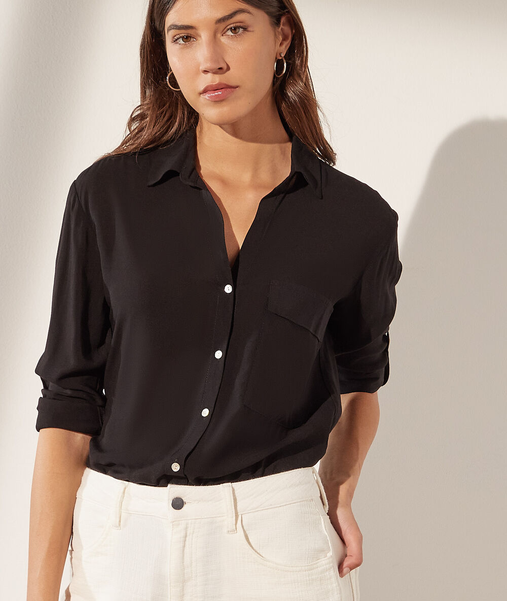 Camisa con bolsillo negro.