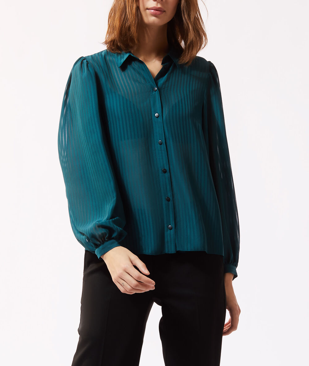 Blusa transparente verde.