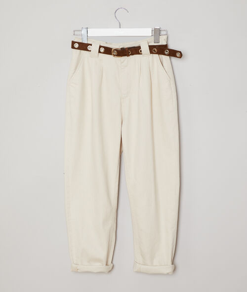 Pantalón ancho con cinturón crema.