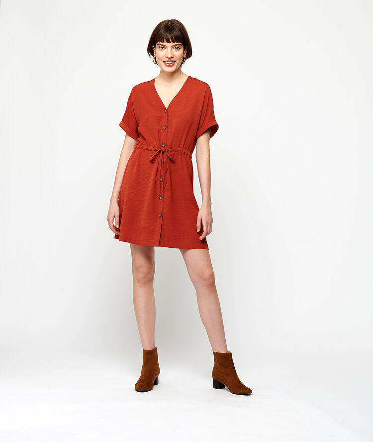 Vestido ajustado con botones rojo teja.