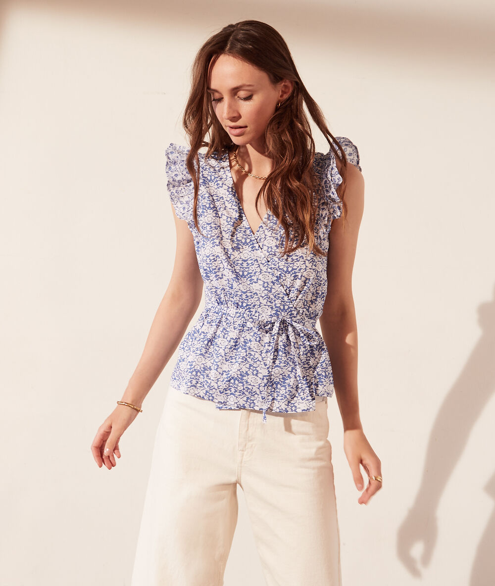 Top con volantes, estampado floral cielo.