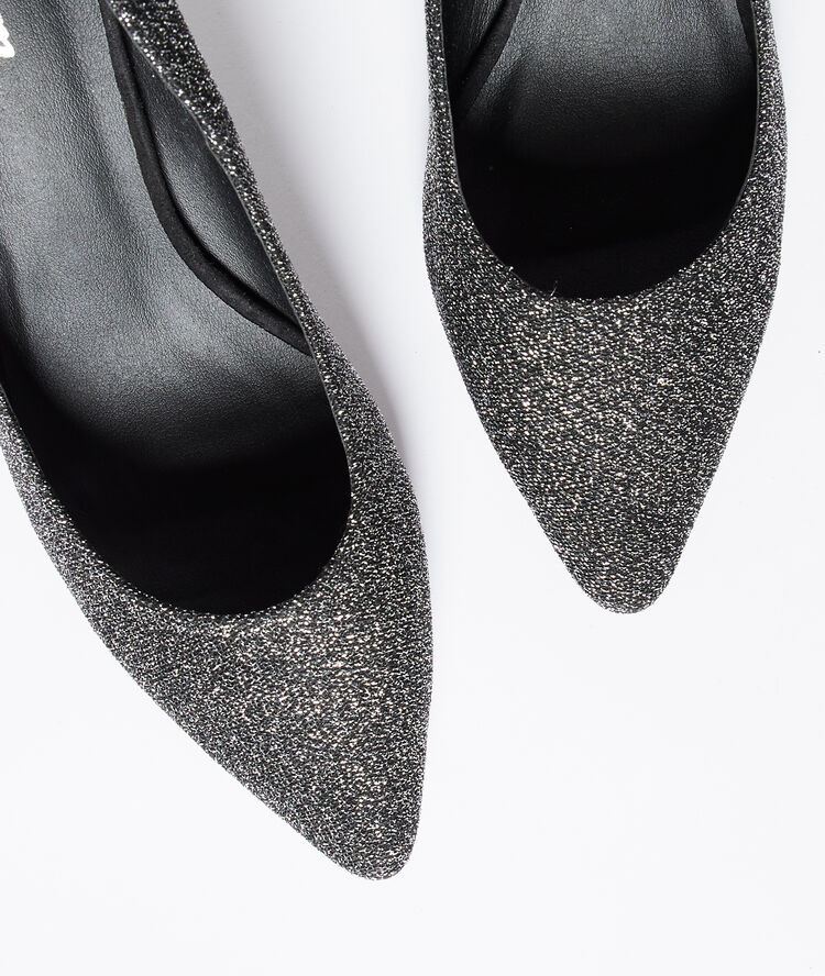 Zapatos de talón con lentejuelas plata.