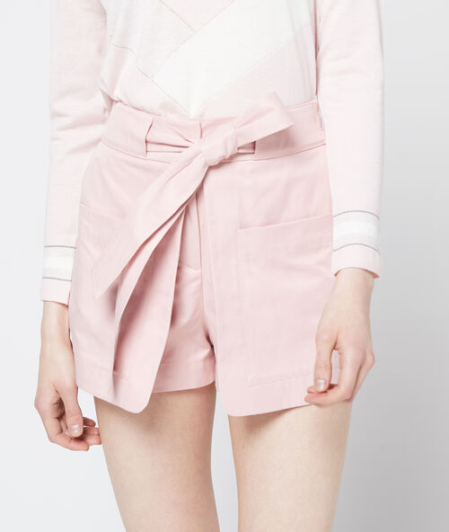 Short cruzado anudado rosa.