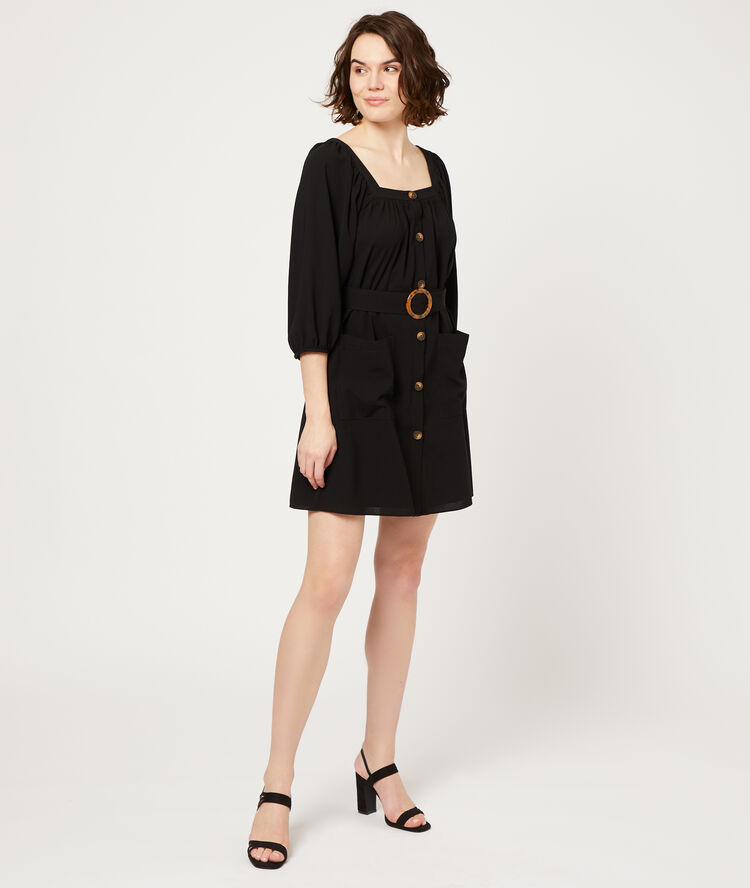 Vestido con botones y cinturón hebilla negro.