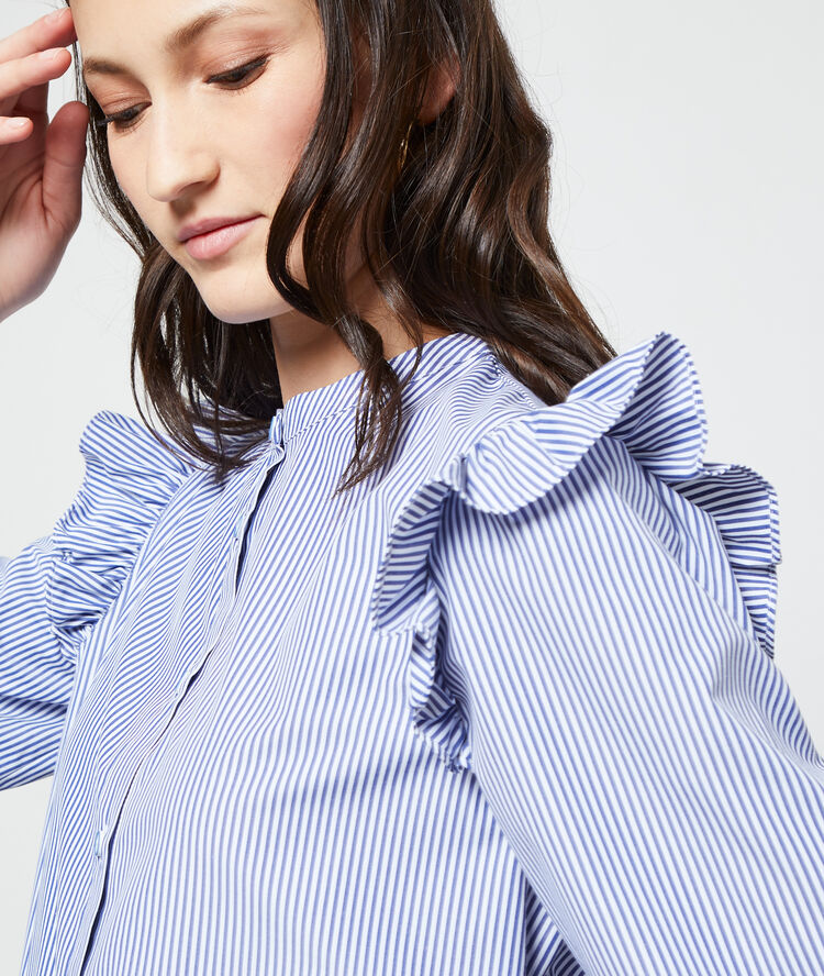Camisa con volantes y rayas azul marino.