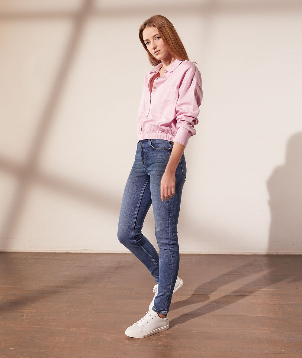 Camisa corta, tira elástica rosa frío.