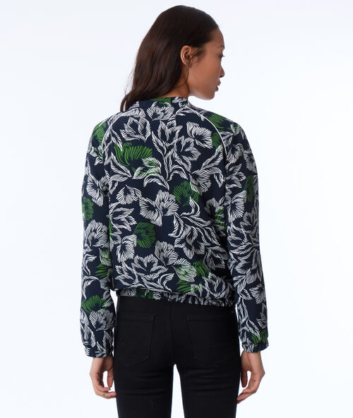 Chaqueta tipo bomber estampado floral verde.