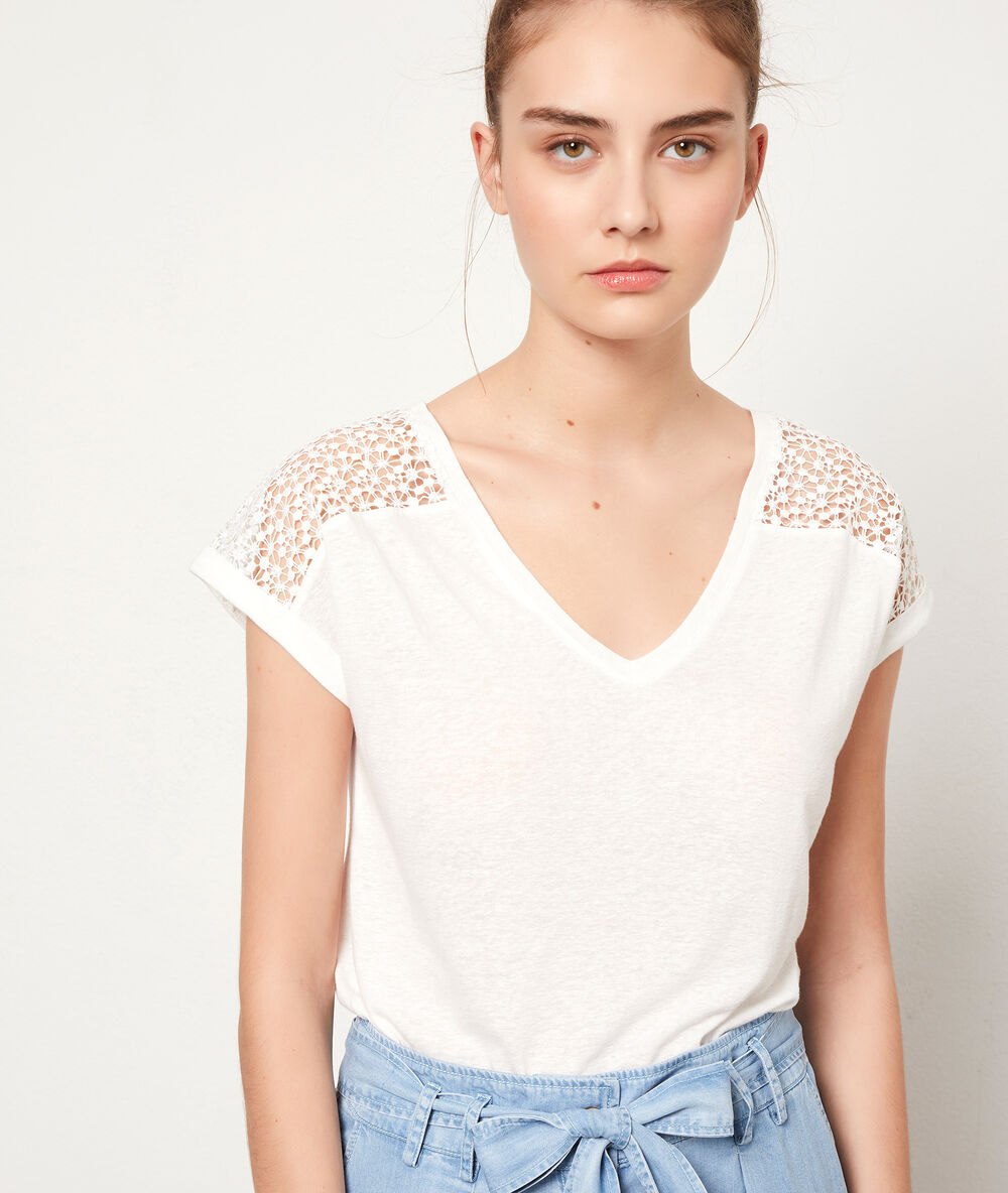 Camiseta detalles de encaje crudo.