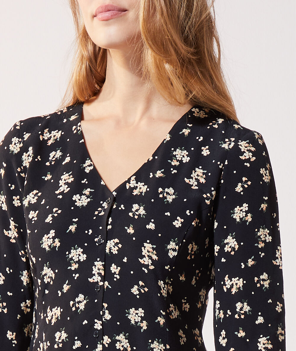 Vestido corto estampado floral negro.