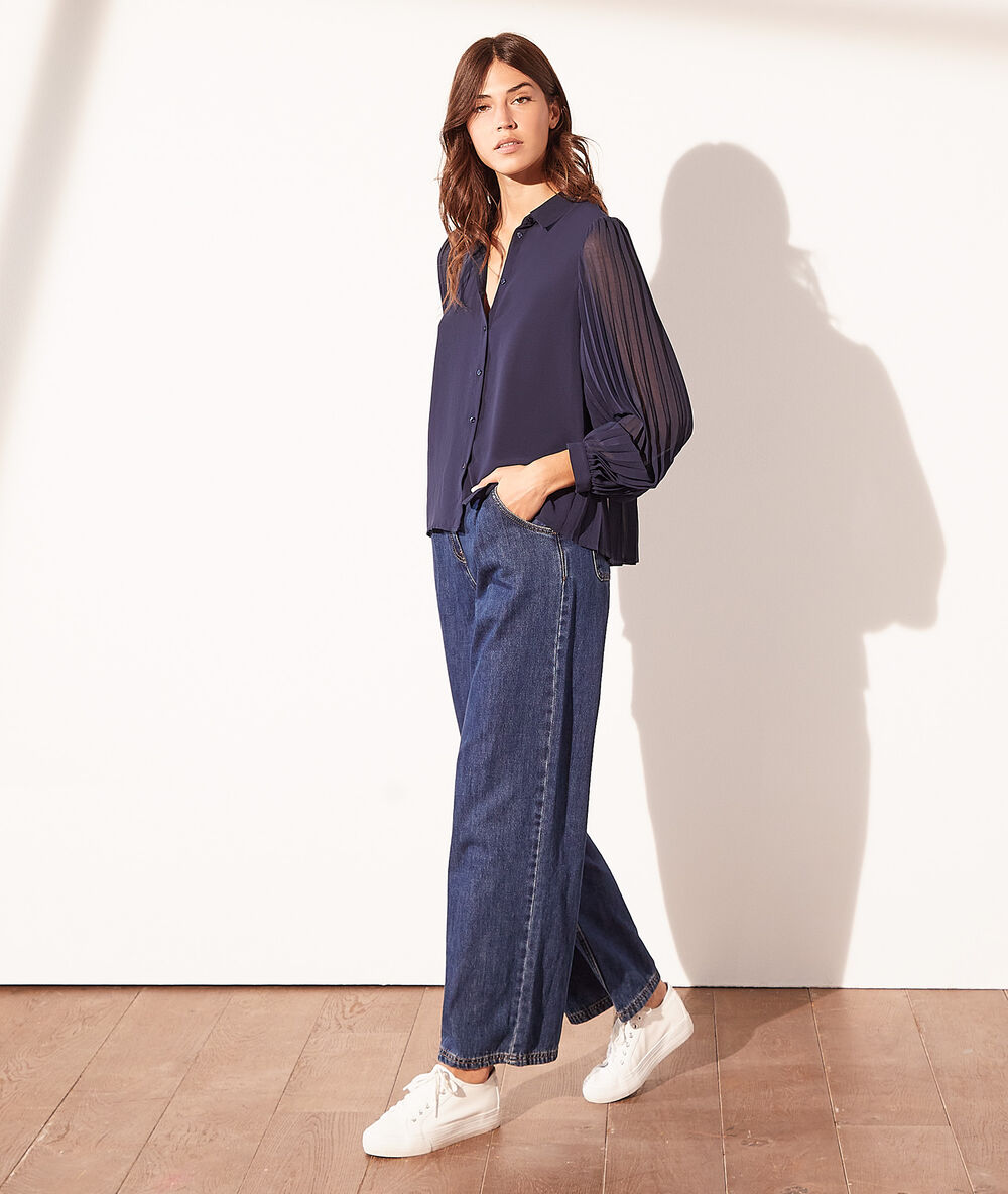 Blusa con detalles plisados azul marino.