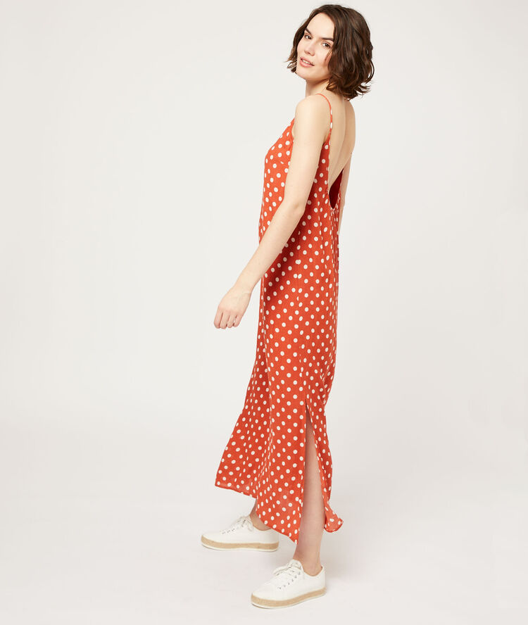 Vestido largo ancho, escote en la espalda rojo teja.