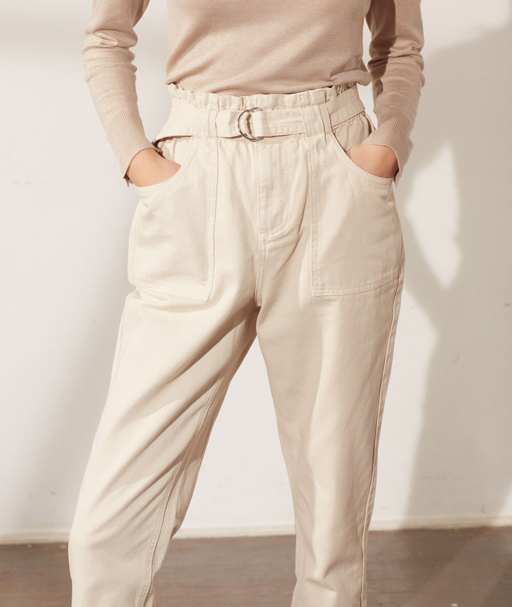 Pantalón talle alto con cinturón crudo.