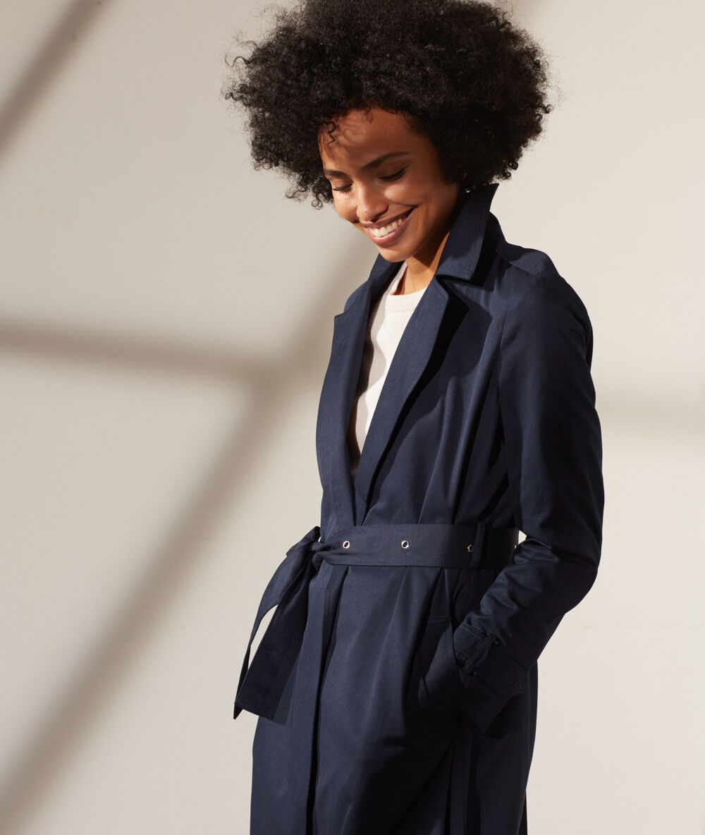 Gabardina con cinturón azul marino.
