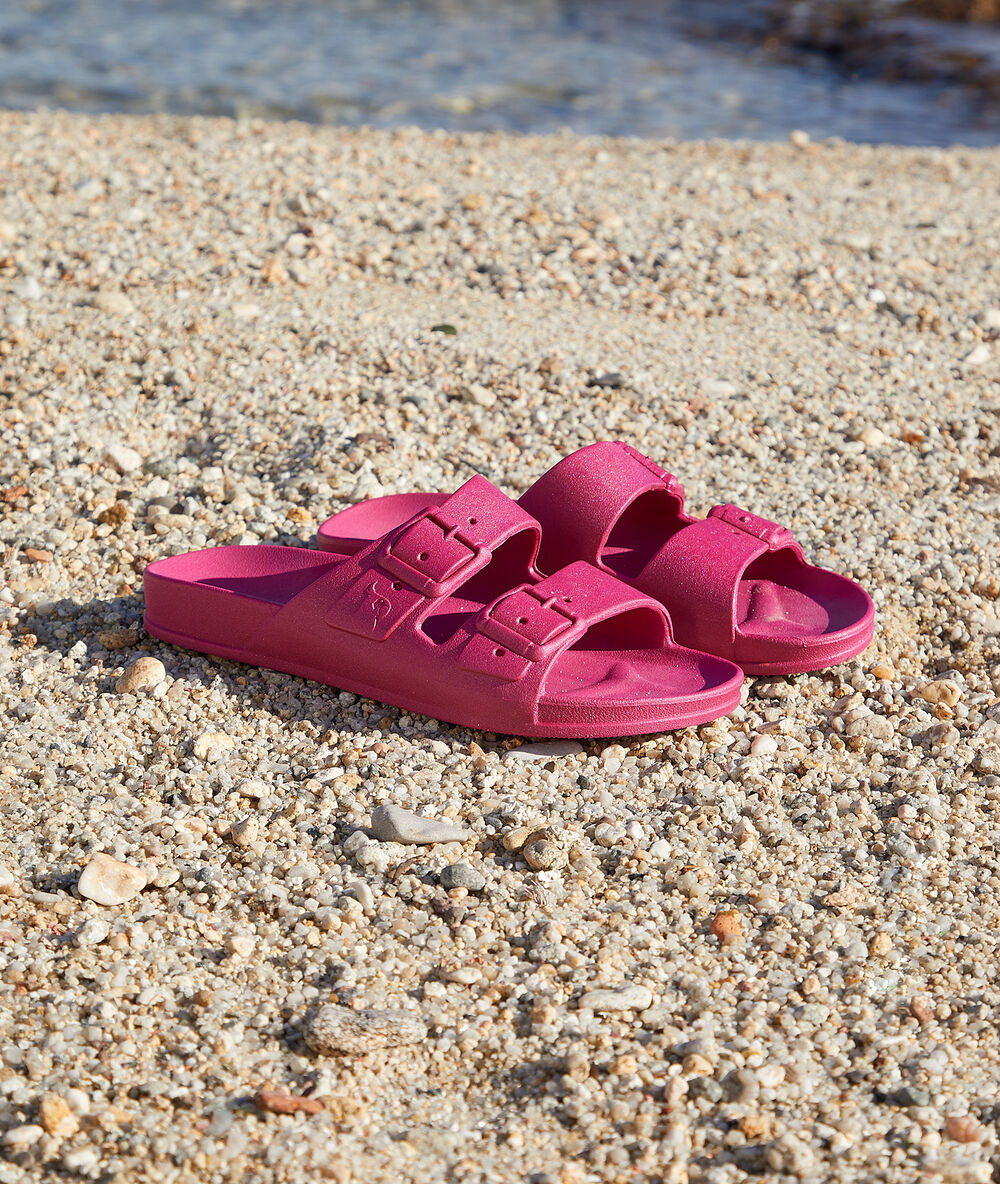 Sandalias con purpurina fucsia.